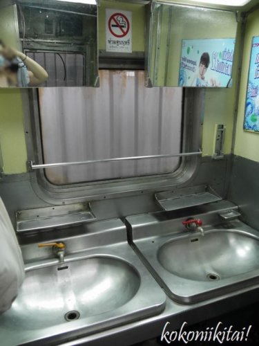 タイの寝台列車の洗面車