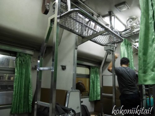 タイ寝台列車、車内ベッド座席、車内荷物置き場