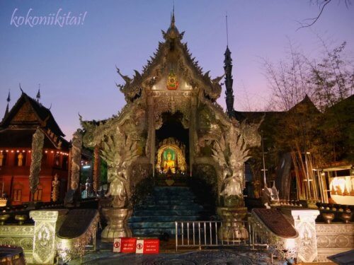 チェンマイの銀寺ワットシースパンのライトアップ夜の拝観