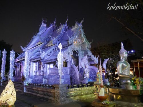 チェンマイの銀寺ワットシースパンのライトアップ夜の拝観